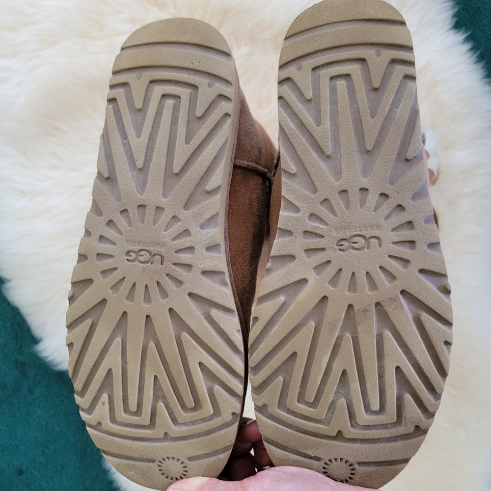 Ugg Boots Women's Bailey Button Triplet. Tan Size 10. - Picture 4 of 10
